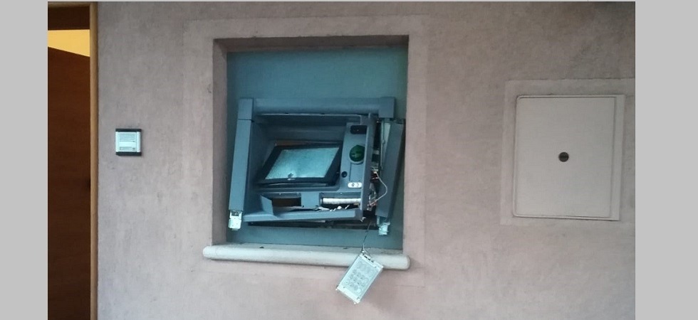 Fanno saltare un bancomat nella notte, posti di blocco in Val di Non per individuare i malviventi